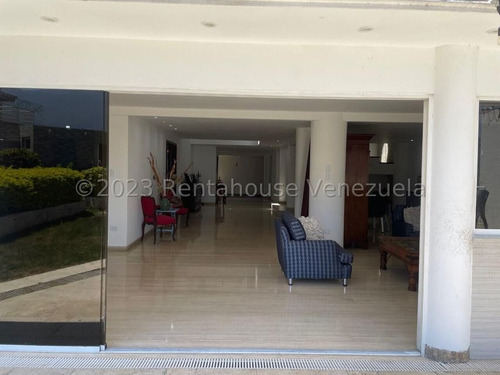 23-30160 Venta Hermosa Casa, Completamente Remodelada Y Decorada Con Muy Buen Gusto