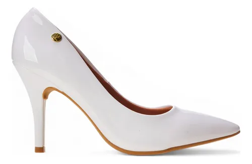 Sapato scarpin feminino branco verniz, salto alto, bico fino, vista lateral com logotipo dourado.