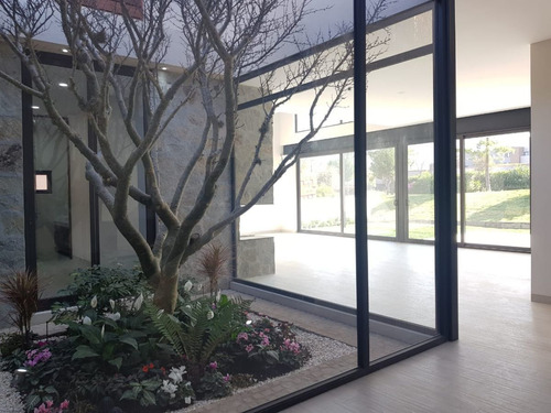 Residencia De Autor En Altozano, 4 Recámaras, Una En Pb, Estudio, Family Room..