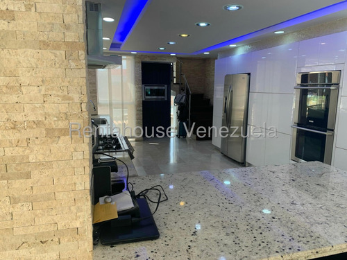 Buscas Una Quinta Donde Puedas Compartir Momentos Con Tus Familiares Y Amigos? Aqui La Tienes,moderna, Calle Cerrada Vigilancia Privada,amplia Y Bella Cocina Para Disfrutarla. Está En Alto Hatillo