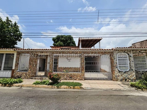 Casa En Venta En Urbanizacion Las Cayenas 24-25051 Mvs