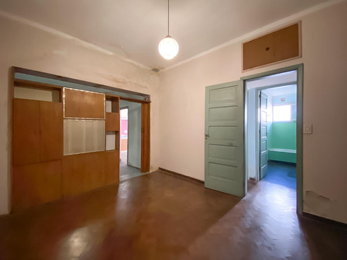 Casa Dos Dormitorios Con Cochera. Barrio Acindar.