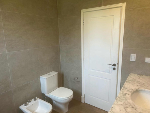 Casa En Venta - 5 Dormitorios 4 Baños - Cochera - 630mts2 - Mar Del Plata