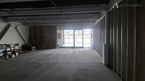 Arriendo Local Comercial / 90 Mt2 / 2 Baños / Strip Center