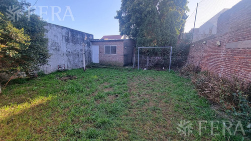 Venta De Casa De 4 Ambientes Con Cochera Y Fondo Libre En Wilde