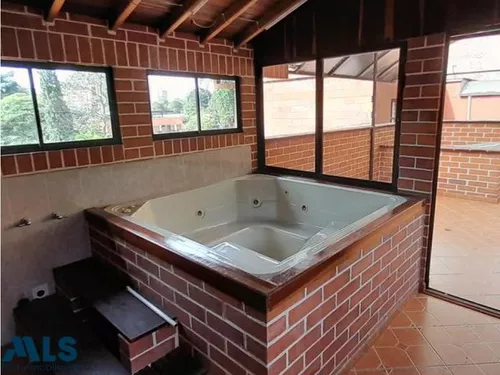 Casa Amplia En Sector Tranquilo(mls#242432)