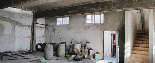 Importante Local Comercial Con Vivienda Y Depósito En Esquina