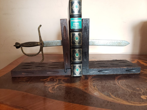 Serra Livro Antigo Formato De Espada 
