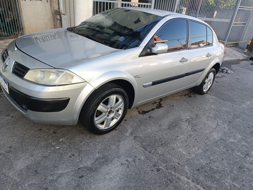 Renault Megane 1.6 Dynamique Hi-flex 4p
