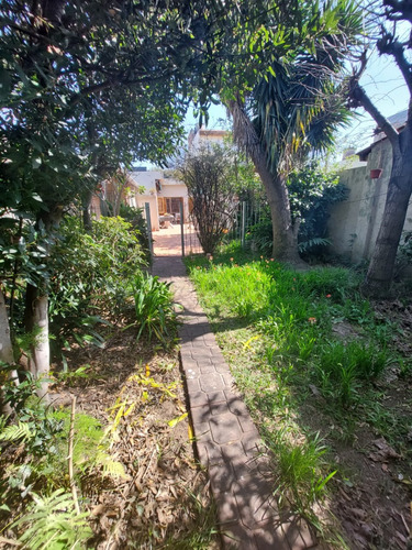 Casa Antigua 5 Ambientes Sobre Lote De 8,66 X 43,30 Mts. Ideal Familia Numerosa O Profesionales - Zonificacion Industrial Dominante - U$d 189.000