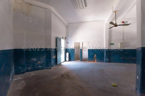 En Venta Bello Edificio Con Potencial Para Remodelar En Los Rosales