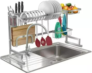 Escurridor De Platos Sobre El Lavadero De Acero Inoxidable