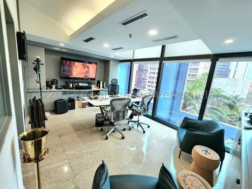 Imagen 2 de 13 de Mayerling Gonzalez Bm Vende Oficina Comercial En El Rosal Mls #22-28643