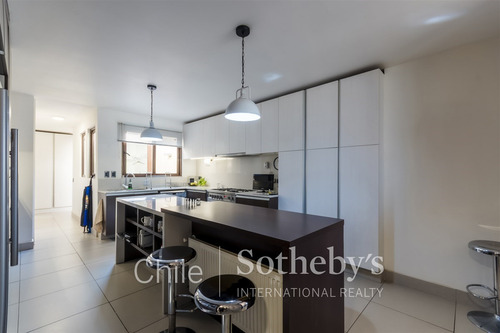 Casa En Venta De 3 Dorm. En Lo Barnechea