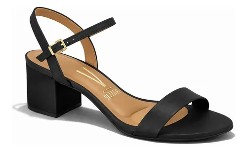 Sandalia feminina preta de salto grosso com fivela lateral vista de lado sobre fundo branco