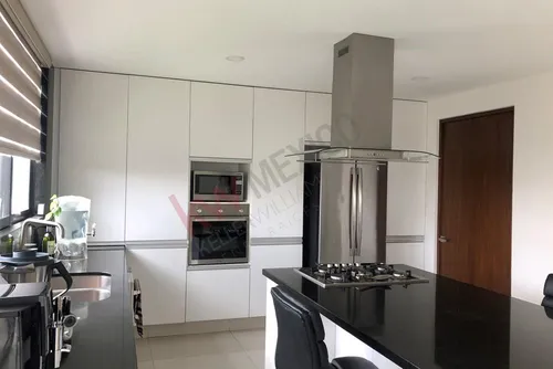 Venta De Casa Con Recámara En Planta Baja En Lomas De Angelópolis