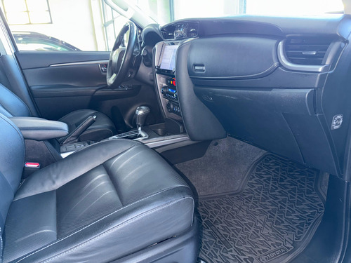 Toyota Hilux SW4 2.8 D-4D TURBO DIESEL SRX 7L 4X4 AUTOMÁTICO