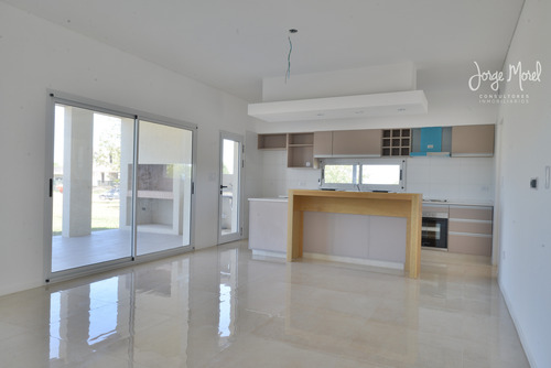 Casa Interno #100-200 - San Sebastian - Area 2 - 875m2 #id 661