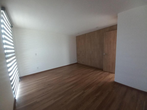 Casa En Venta En El Refugio, 3 Recámaras, 2.5 Baños, Alberca, 2 Autos, Lujo!
