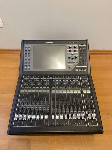 Mesa Digital Yamaha Ql1 Com Case Semi Nova (Usado)