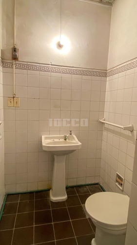 Buen Local Comercial En Ciudad Vieja