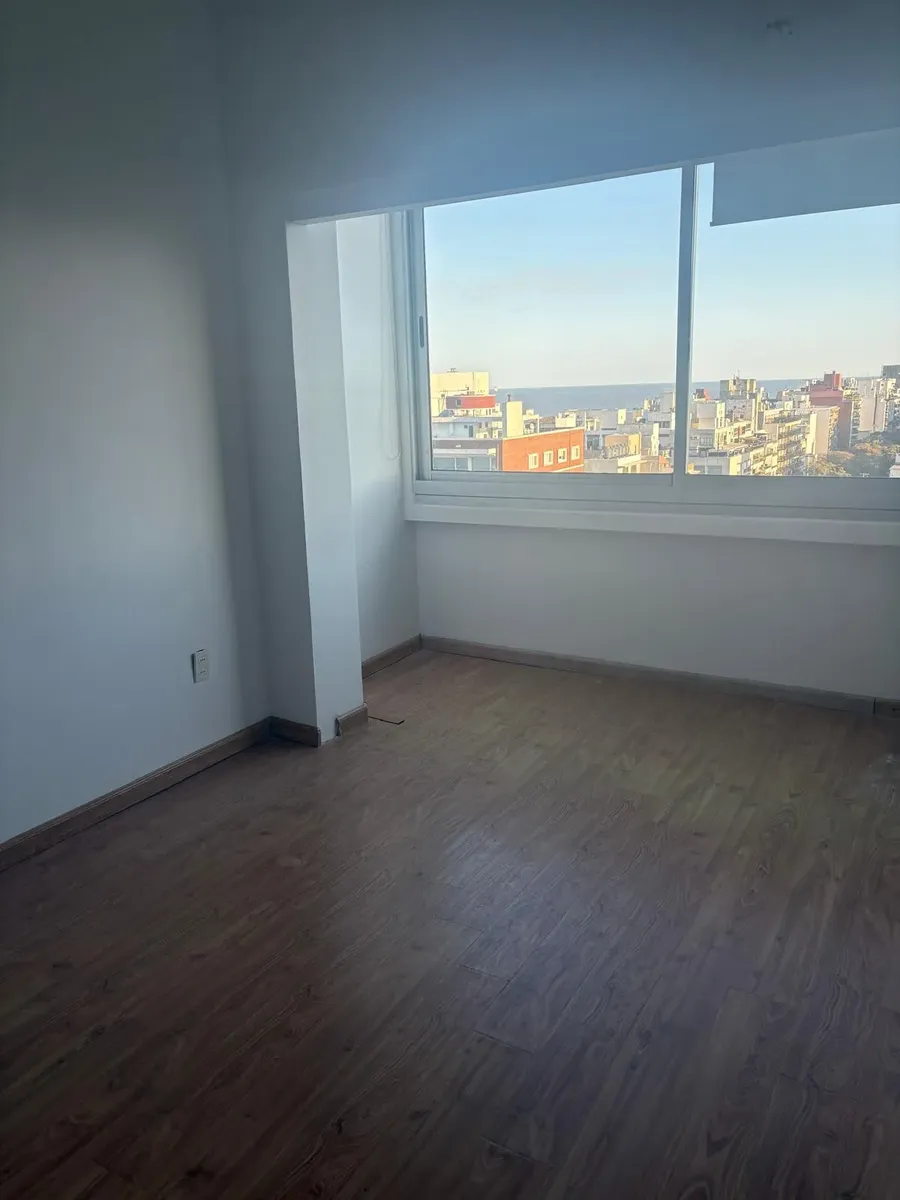Apartamento En Alquiler De 1 Dormitorio En Venta Sobre La Rambla De Pocitos, Con Vista Al Mar · Foto 3