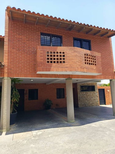 Townhouse En Mañongo. Res. Rusticana Garden. Sector Piedras Pintadas. Keivis V