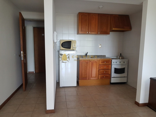 Apto Con Excelente Ubicación, A Pasos De Gorlero, Del Puerto De Punta Del Este- Ref: 4183