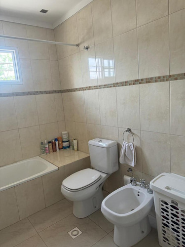 Casa 4 Ambientes Con Garage, Parque Y Quincho
