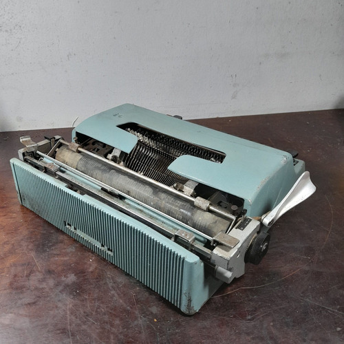 Imagem 5 de 8 de Máquina De Escrever Lettera 32 Conserto Peças Ou Decoração