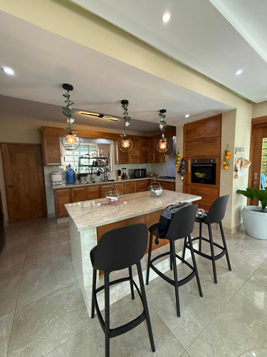 Moderna Casa En Venta En Gurabo