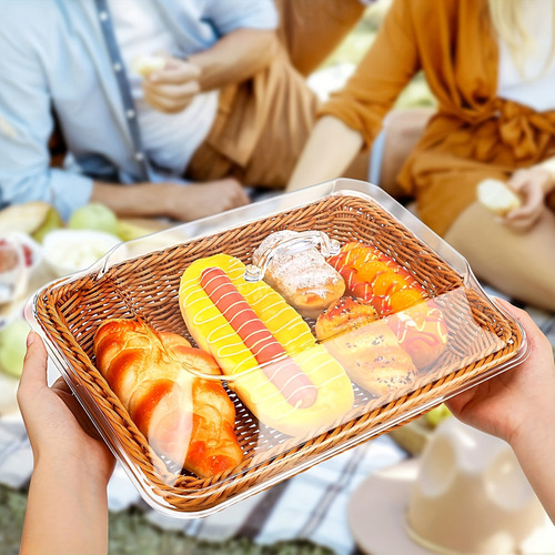 Una Panera De Ratán Sintético Con Una Cubierta Acrílica Tran