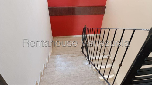 Casa En Venta En Prados Del Este Calle Cerrada Tres Niveles