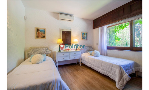 Casa En Venta - 5 Dormitorios Y Servicio - Playa Mansa - Punta Del Este
