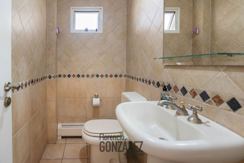 Casa 4 Ambientes Con Patio, Jardin Y Cochera. Apto Credito