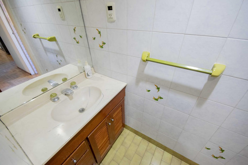 Casa De 4 Ambientes En Venta, En Martínez.
