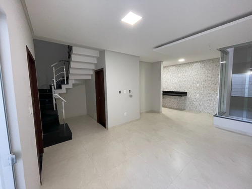 Lindos Sobrados De Alto Nível, Com Garagem Para 2 Carros, 3 Quartos Sendo 1 Deles Suíte, 3 Banheiros E Cozinha Integrada Com Sala.