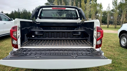 Imagen 2 de 25 de Nissan Frontier 2023 2.3t S 4x2 Mt L22