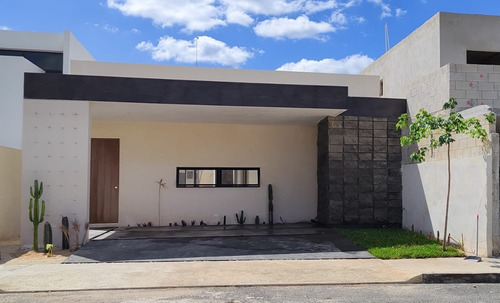 Venta De Casa En Residencial Yaxlum