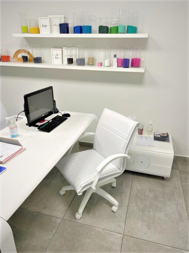 Silla de escritorio de Outlet Malbec bajo gamer ergonómica blanca con tapizado de cuero sintético