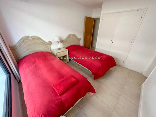 Apartamento En Venta En Primera Linea De Brava De 3 Dormitorios Edificio Arenas Blancas, Punta Del Este.