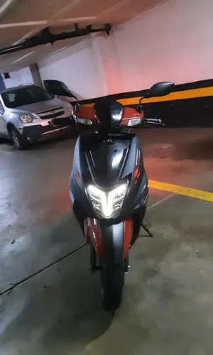 Negra/rojo 125cc, 2022. Conector Usb, Automática, Como Nueva