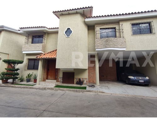 Lujoso Townhouse En Venta En Cantarrana