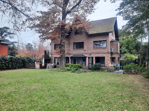 Ubicado En El Exclusivo Barrio Cerrado La Arboleda De Don Torcuato. Lindisima Casa Con 4 Dormitorios. Gran Lote De 920m2. Pileta. Muy Buen Estado.