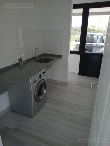 Casa Al Lago En Venta En El Barrio Acacias, Puertos / Escobar