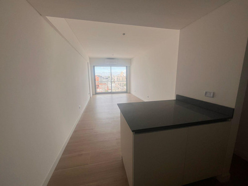 Venta De Cómodo Monoambiente A Estrenar En San Cristobal. . Cochera - Amenities