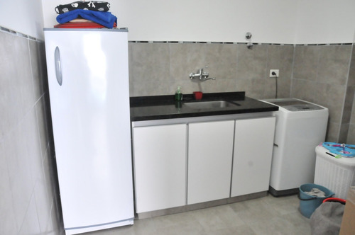 Imagen 23 de 30 de Moderna Casa En Banfield Este C/quincho Y Pileta