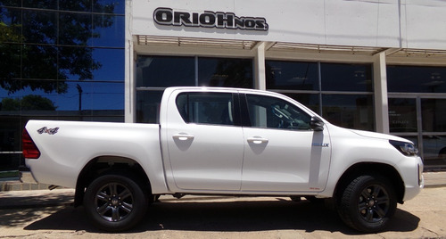 Imagen 4 de 16 de Toyota Hilux D/c 2.8 Tdi 204cv 6m/t Sr 4x4 0km My2022