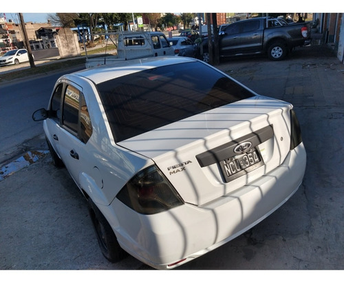 Imagen 10 de 11 de Ford Fiesta Max 1.6 Ambiente Plus Mp3