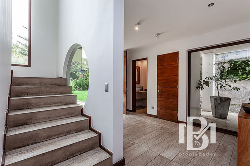 Casa Medi En Venta De 5 Dorm. Los Dominicos Las Condes